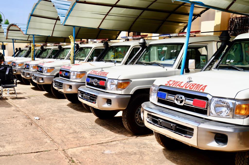 PresidenceMali's tweet photo. Neuf (9) districts sanitaires de la région de Kayes ont reçu des ambulances médicalisées de la part du Pdt de la Transition, dans le cadre de ses œuvres sociales. Ces véhicules ont été remis, ce samedi, par une délégation, envoyée à l'occasion dans la Cité des rails. https://t.co/lKEl4QhHBB