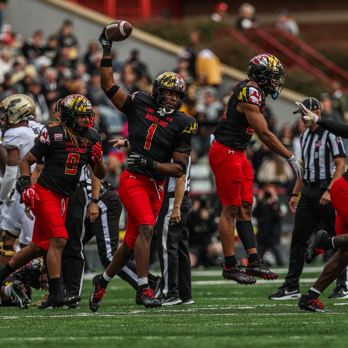 TerpsFootball's tweet photo. barHIM

5 tackles
2 sacks
1 fumble forced
1 fumble recovered

Doesn't play like a freshman https://t.co/1tRmN7BOIH