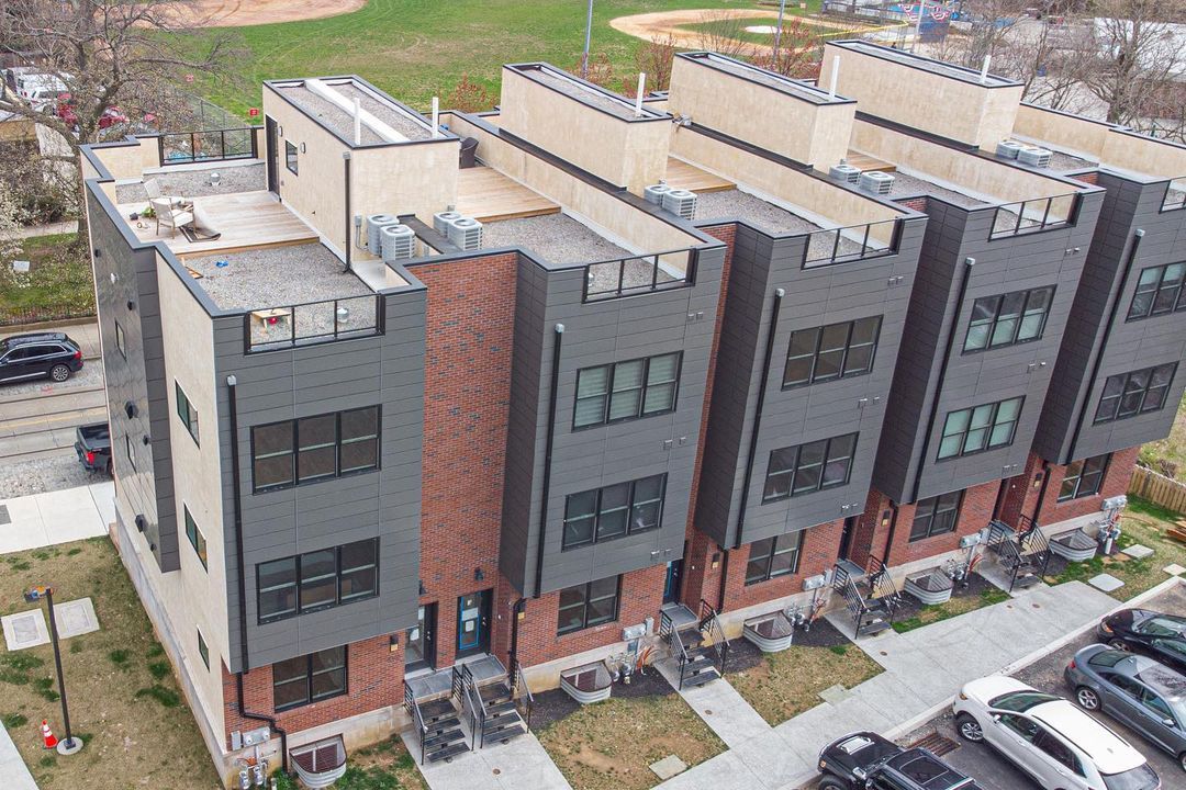 's tweet image. Bring the outside in, with this gorgeous green roof deck overlooking the city skyline and Mt. Airy's business district, perfect for entertaining and alfresco dining with no maintenance living!

search.thesivelgroup.com/brightmls/1-PA…

#lovephilly #taxabatement #cityviews #greenroof #walkability