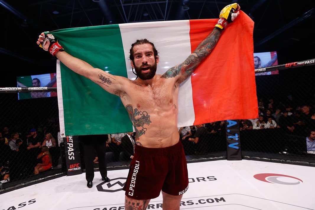 RCarfagnaMMA's tweet photo. Campioni @CageWarriors 🇮🇹 🌅 https://t.co/e1nqG6w2cP