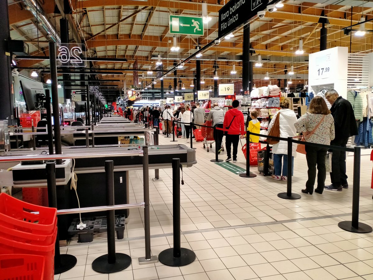 rca3011's tweet photo. Cola infinita y unas cuantas cajas cerradas @EROSKI #largascolaseroski – en Hipermercado Eroski Boulevard https://t.co/KGOrugZnIb
