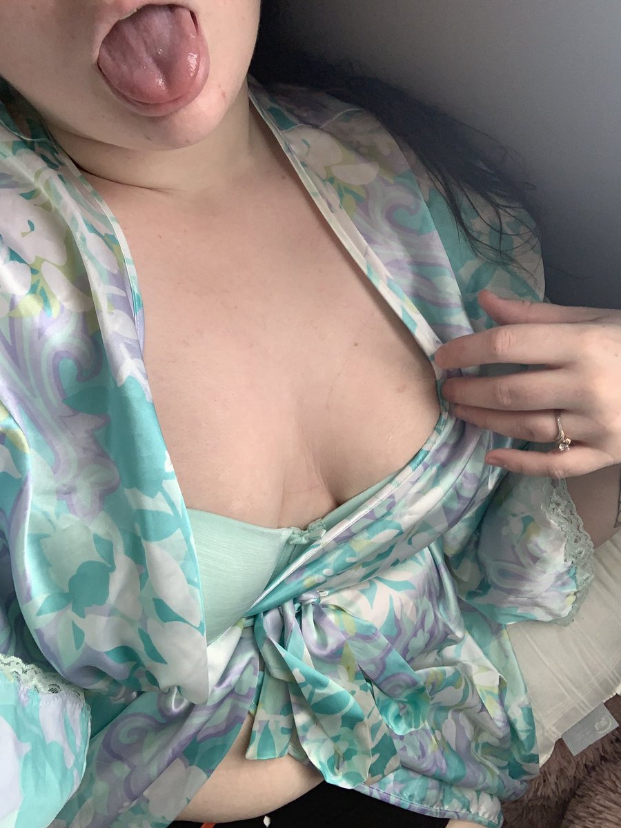 princess_parm's tweet photo. who wants to come (all) over (me) https://t.co/qXjrHGzSEz