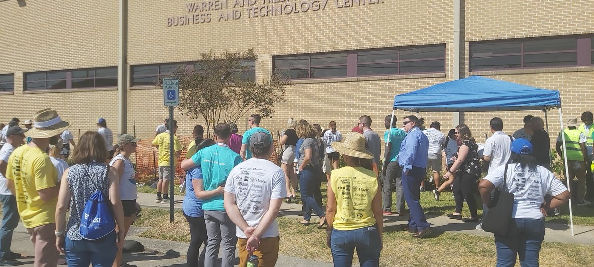 davemgalbraith's tweet photo. @ANDREINA2100 @WEForg @Black_Veatch So nice seeing all these volunteers working so hard to make the Community better. https://t.co/TfHyL9wnyU