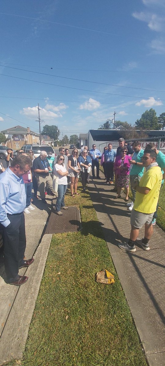 davemgalbraith's tweet photo. @ANDREINA2100 @WEForg @Black_Veatch So nice seeing all these volunteers working so hard to make the Community better. https://t.co/TfHyL9wnyU