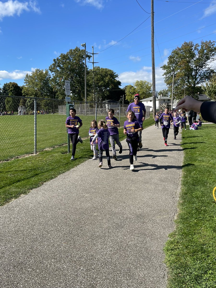 What a great day to be a Lincoln Leader at the 7th Annual Lincoln Fun Run! 💜💛 <a href="/LkwdSchools/">Lakewood OH Schools</a> #LKWDRocks