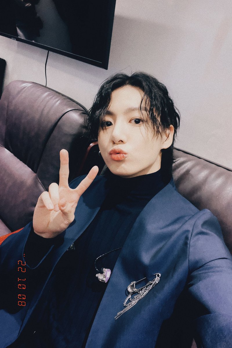 miiniyoongs's tweet image. [221009 Jungkook Weverse Post]

🐰 ah i should have come on weverse and slept but i was so tired i passed out…ㅜ it was soso nice and i was happy i was able to see armys yesterday heh now then lets meet in busan !!! ♥