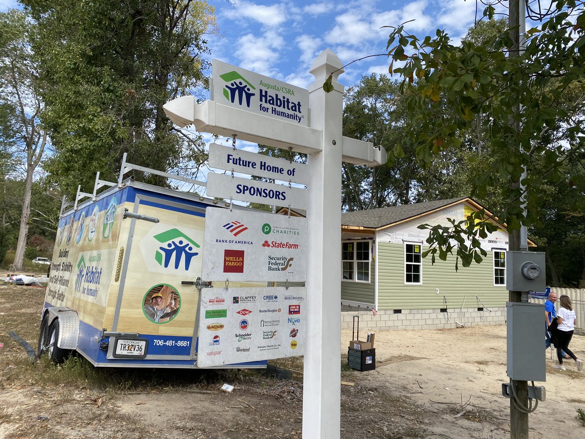 MarissaISmith's tweet photo. #BofAVolunteers around the world are participating in the annual #GlobalBuild to construct affordable housing in our local communities. 🔨🏠
Here in #Augusta-#Aiken we’re proud to partner with @AugustaHabitat to support a new home for Amy!
#GlobalBuildWeek2022
#BofAGrants https://t.co/CahVUAU8IC