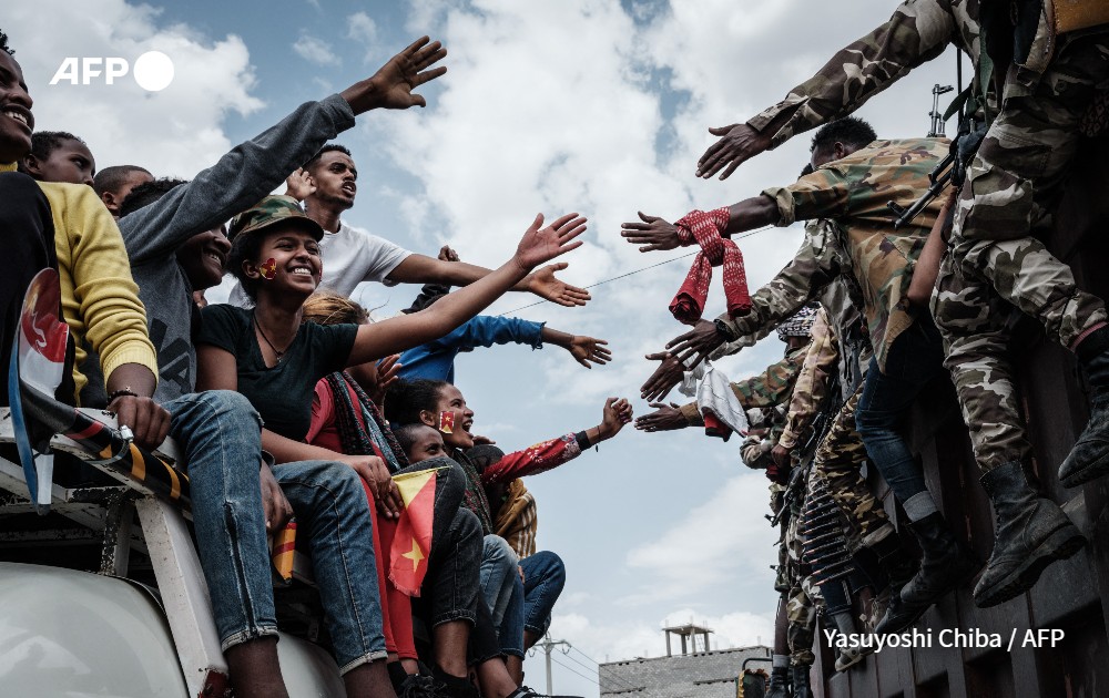 AFPcom's tweet photo. 📷 🎉 Félicitations au photographe #AFP @YasuyoshiChiba qui remporte la deuxième place de la catégorie #photo du @PrixBayeux Calvados-Normandie des correspondants de #guerre pour sa couverture du Tigré en juin 2021. 
@AFPphoto https://t.co/hKeowhmWaT