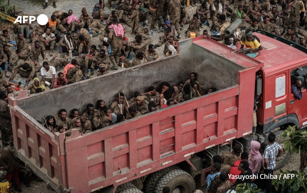 AFPcom's tweet photo. 📷 🎉 Félicitations au photographe #AFP @YasuyoshiChiba qui remporte la deuxième place de la catégorie #photo du @PrixBayeux Calvados-Normandie des correspondants de #guerre pour sa couverture du Tigré en juin 2021. 
@AFPphoto https://t.co/hKeowhmWaT