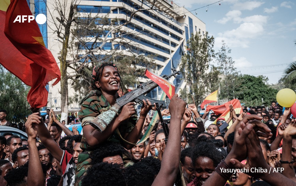 AFPcom's tweet photo. 📷 🎉 Félicitations au photographe #AFP @YasuyoshiChiba qui remporte la deuxième place de la catégorie #photo du @PrixBayeux Calvados-Normandie des correspondants de #guerre pour sa couverture du Tigré en juin 2021. 
@AFPphoto https://t.co/hKeowhmWaT