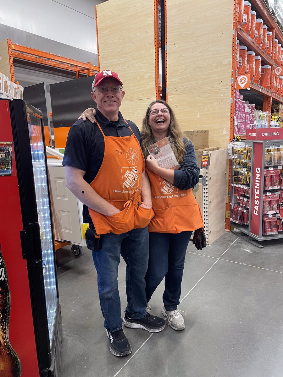 WNelson3210's tweet photo. Our freight DS, Kevin, recognizing our receiving associate, Wendy, for all of her hard work!! Way to go. #wehavethebestteamn @TheHDCas @HDRoylene @hdmikelewellen @presleyestelle https://t.co/a5AkNLYfG9