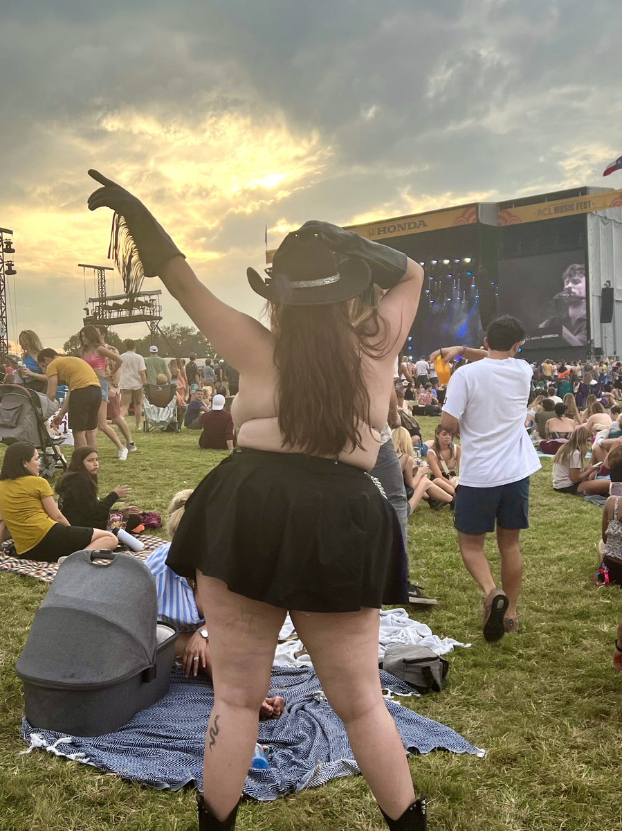 soupcanb's tweet photo. Fuck yes self-growth and the confidence to dress however the fuck I want. #ACLFest https://t.co/IsGWAQPx2u