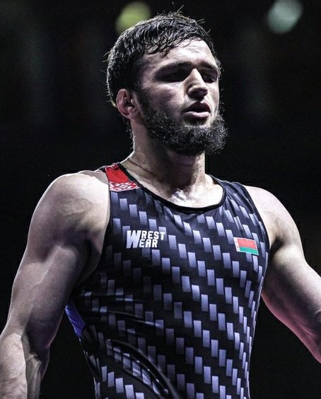 Sambomaster00's tweet photo. -To the left, Kyle Dake, 4 times World Champ and Tokyo 2020 Olympics Bronze Medalist

-To the right, MagomedKhabib Kadimagomedov, Tokyo 2020 Olympics Silver Medalist. Beat Kyle Dake 11-0

Kadimagomedov is a training partner of Islam Makhachev. Oliveira is in for a rude awakening https://t.co/8kZ5mV8pcX