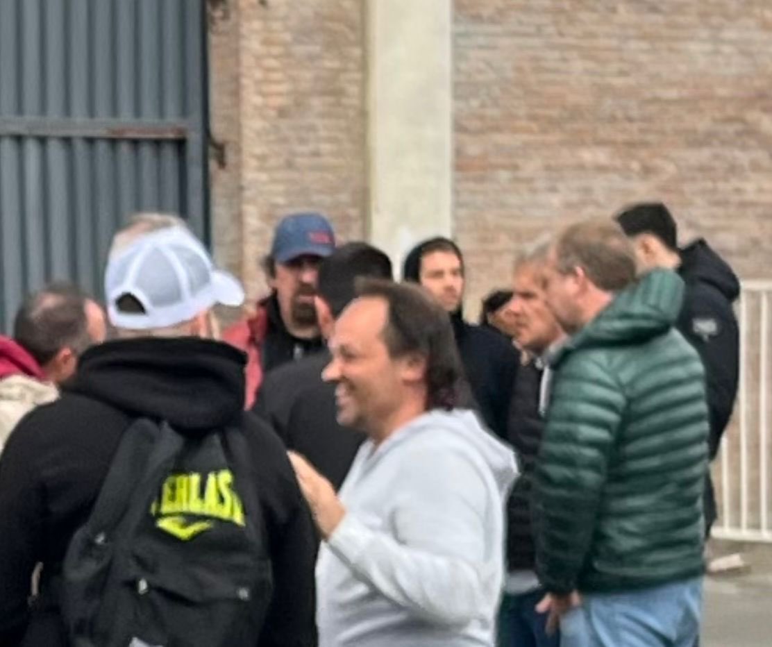 BOEDObarrio's tweet photo. Pommies, el intendente de San Lorenzo Juan Diego y el vice M. Mastrosimone tapado por el de gorrita en la
previa con Velez antes de ingresar por el portón, mientras el oficilismo tomaba avales dentro del club. https://t.co/Ewn88bkeSa