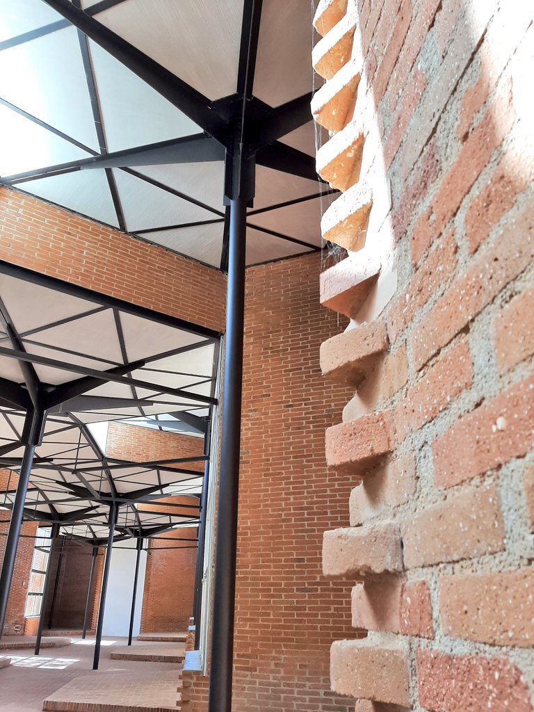 charo_lu's tweet image. Hoy ha tocado mirar arriba y dentro. 
Pabellón Hexágonos.
( Casa de Campo. )
Corrales y Molezún