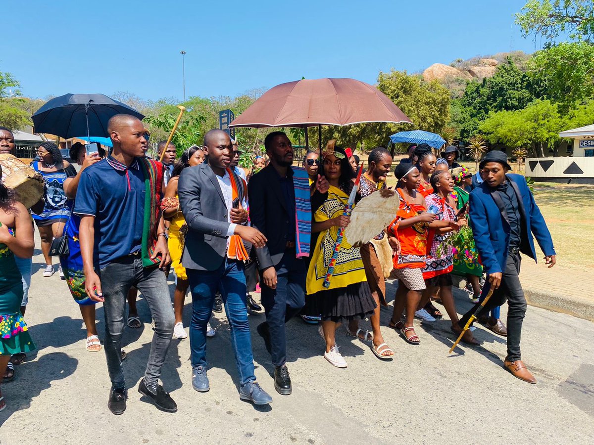 CliffordChuene's tweet image. We commend the Students of University of Limpopo for showing us that tribalism is a nonexistent thing, a wedding between a Venda and Swati, all tribes played a role, through lobola negotiations and other activities, attires of different tribes were represented ❤️🔥OneNation 🌍