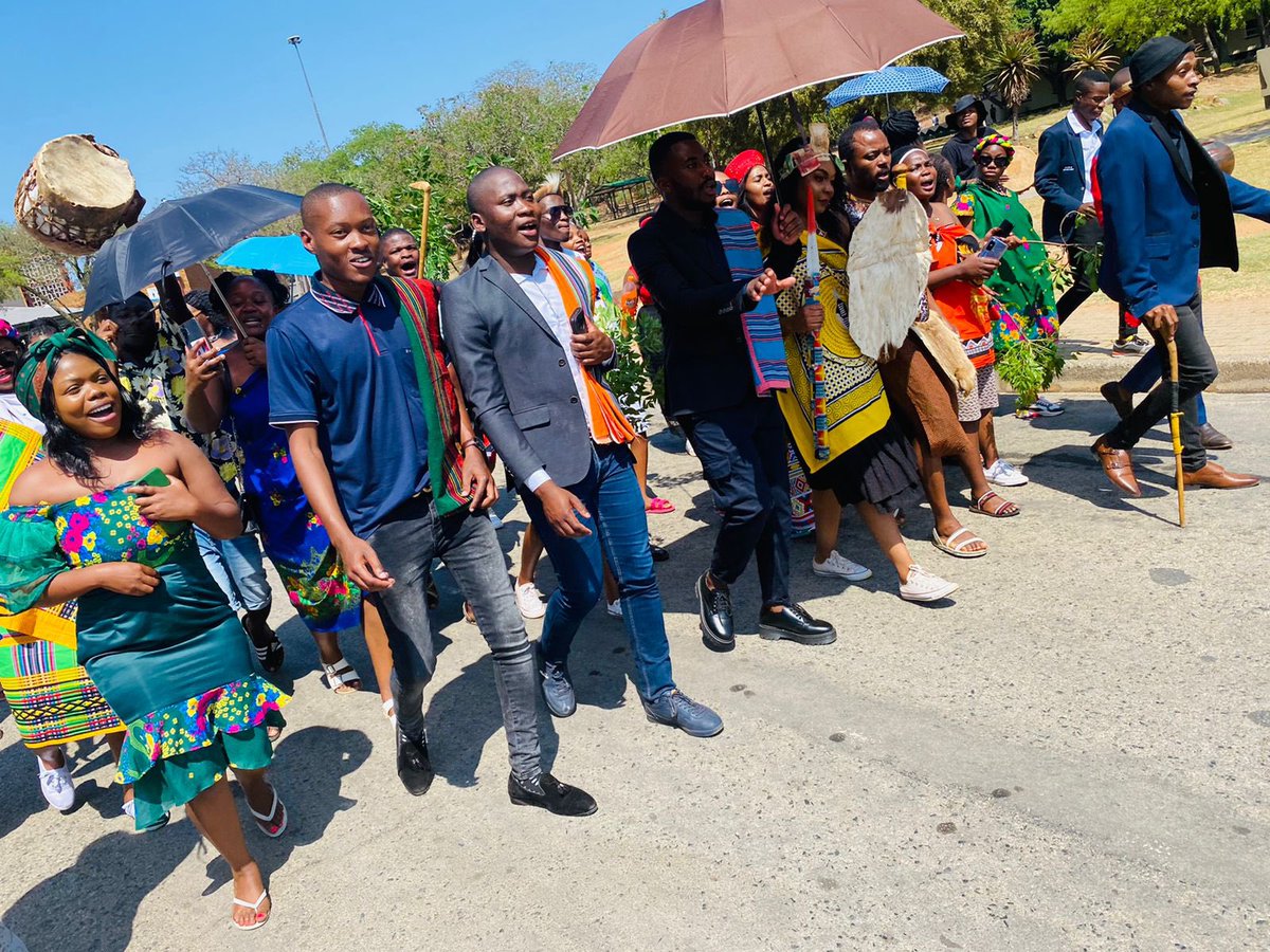 CliffordChuene's tweet image. We commend the Students of University of Limpopo for showing us that tribalism is a nonexistent thing, a wedding between a Venda and Swati, all tribes played a role, through lobola negotiations and other activities, attires of different tribes were represented ❤️🔥OneNation 🌍