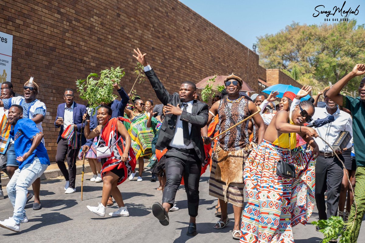 CliffordChuene's tweet image. We commend the Students of University of Limpopo for showing us that tribalism is a nonexistent thing, a wedding between a Venda and Swati, all tribes played a role, through lobola negotiations and other activities, attires of different tribes were represented ❤️🔥OneNation 🌍
