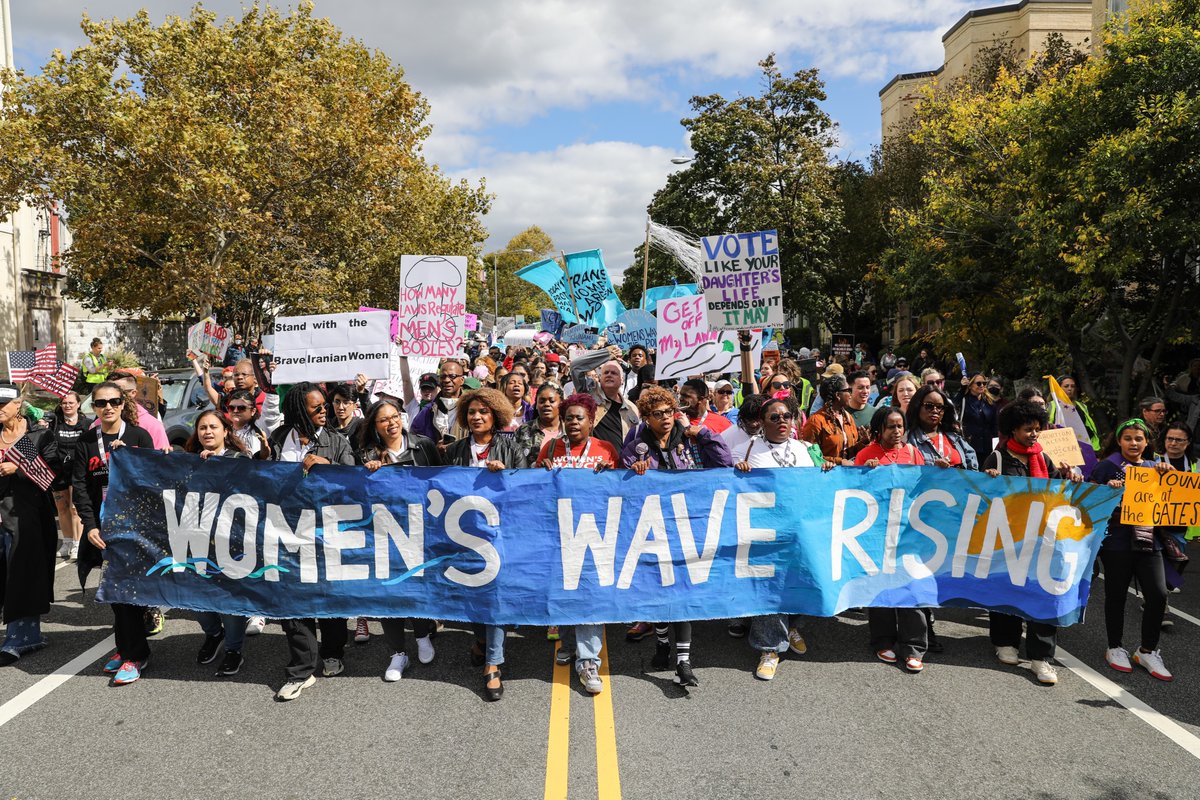womensmarch's tweet photo. The Women's Wave is HERE, and we're riding it all the way to the polls.

Anti-abortion politicians — we're coming for ya 💪 

#WomensWave #WomensMarch 

Photo: @KishaBari 
Banner: @_AishaNailah https://t.co/4AxeCnIjjb