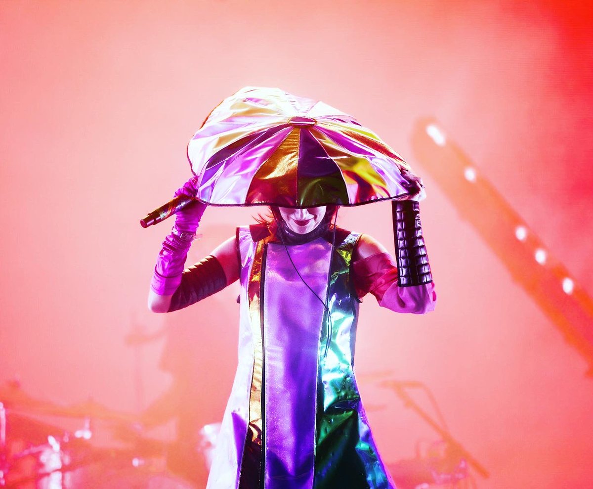 gbchow's tweet photo. Yeah Yeah Yeahs. Hollywood Bowl. 10.06.22. https://t.co/FkNK8Qdw7e