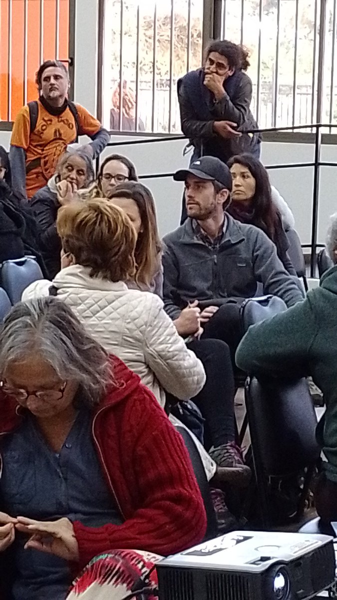 dtvdana's tweet photo. El de gorro representante del grupo tánica de la familia Schiess, ofreciéndonos una plaza y 70 puestos de trabajo, a cambio de q nos llenen de edificios en la Punta Fraile Algarrobo. Un insulto. No más edificios. #schiess #tanica #algarrobo https://t.co/VT1jMFHgPH