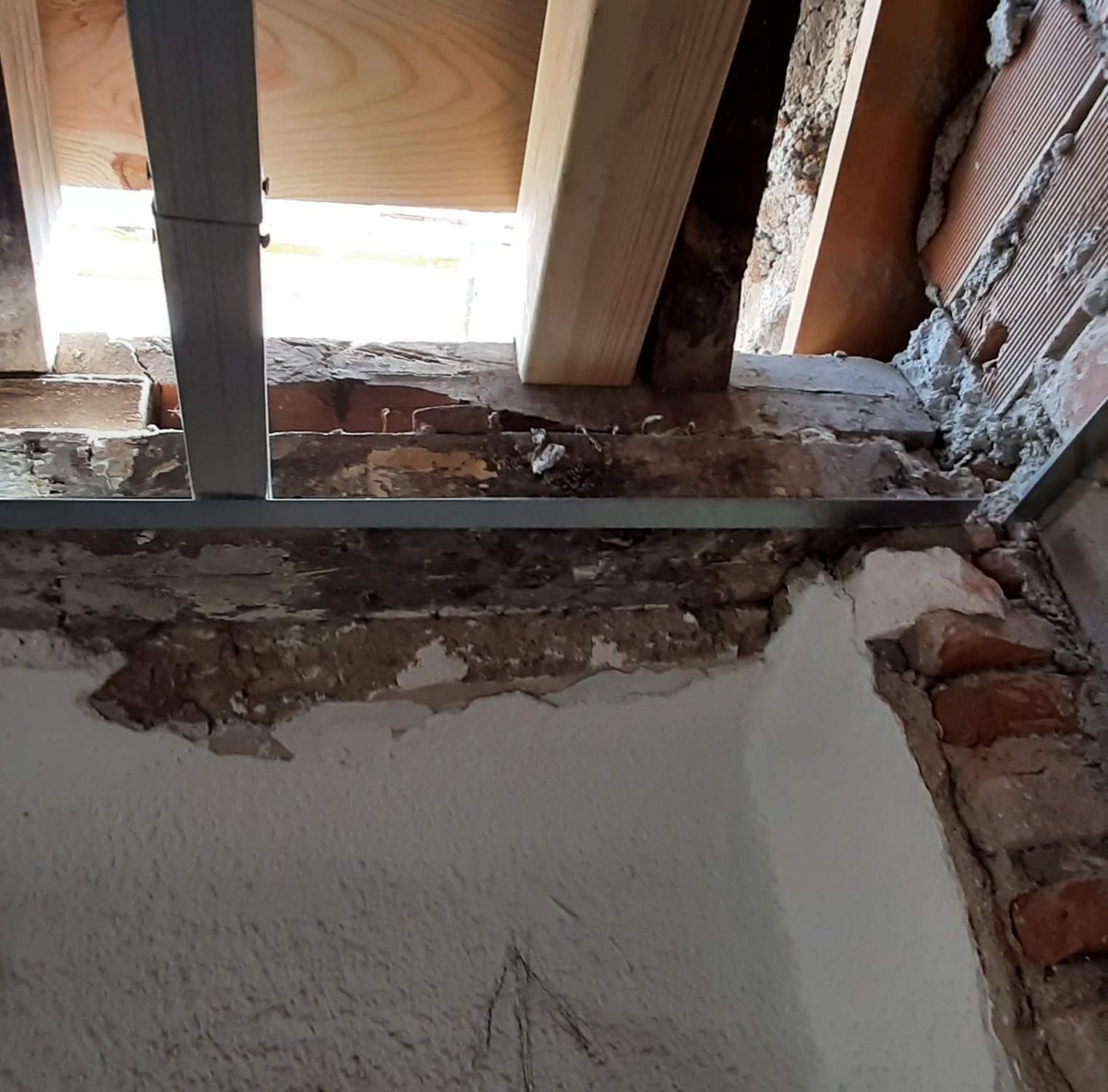 CONSOLIDACIÓN Y REFUERZO DE LA CORONACIÓN DEL CERRAMIENTO
Zunchos de fábrica armada mediante interposición en las llagas de bandas de tejido de fibra de acero galvanizado UHTSS y geomortero certificado EN 998 a base de cal hidráulica natural pura NHL 3.5
Ver tabla 29