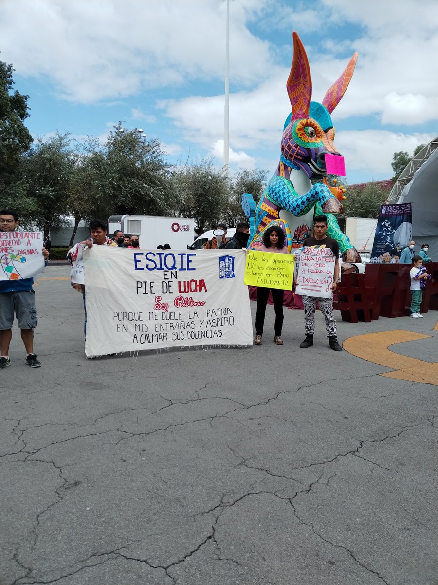 Bertha_con_H's tweet photo. #FILIPN2022 en medio de la feria los estudiantes siguen luchando por sus derechos y necesidades. https://t.co/7M3dUjTMpt