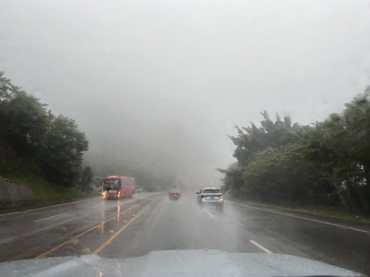 Kalcerrolopez's tweet photo. Con cuidado todos en su retorno; asi esta el clima antes de llegar a Siguatepeque….. no ha parado de llover🙏 https://t.co/exV4DVSyVk