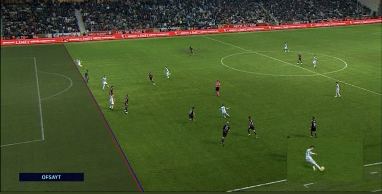 Omuzdan ve ayaktan çizilen çizgiler ne zamandan beri elden çizilmeye başlanıldı ? 
Adam golü elle mı atacak ? 
Bu akşam Giresunspor'un buz gibi golü yenmiştir. 
YAYALIM RT ATALIM .
#GiresundaKaraGece