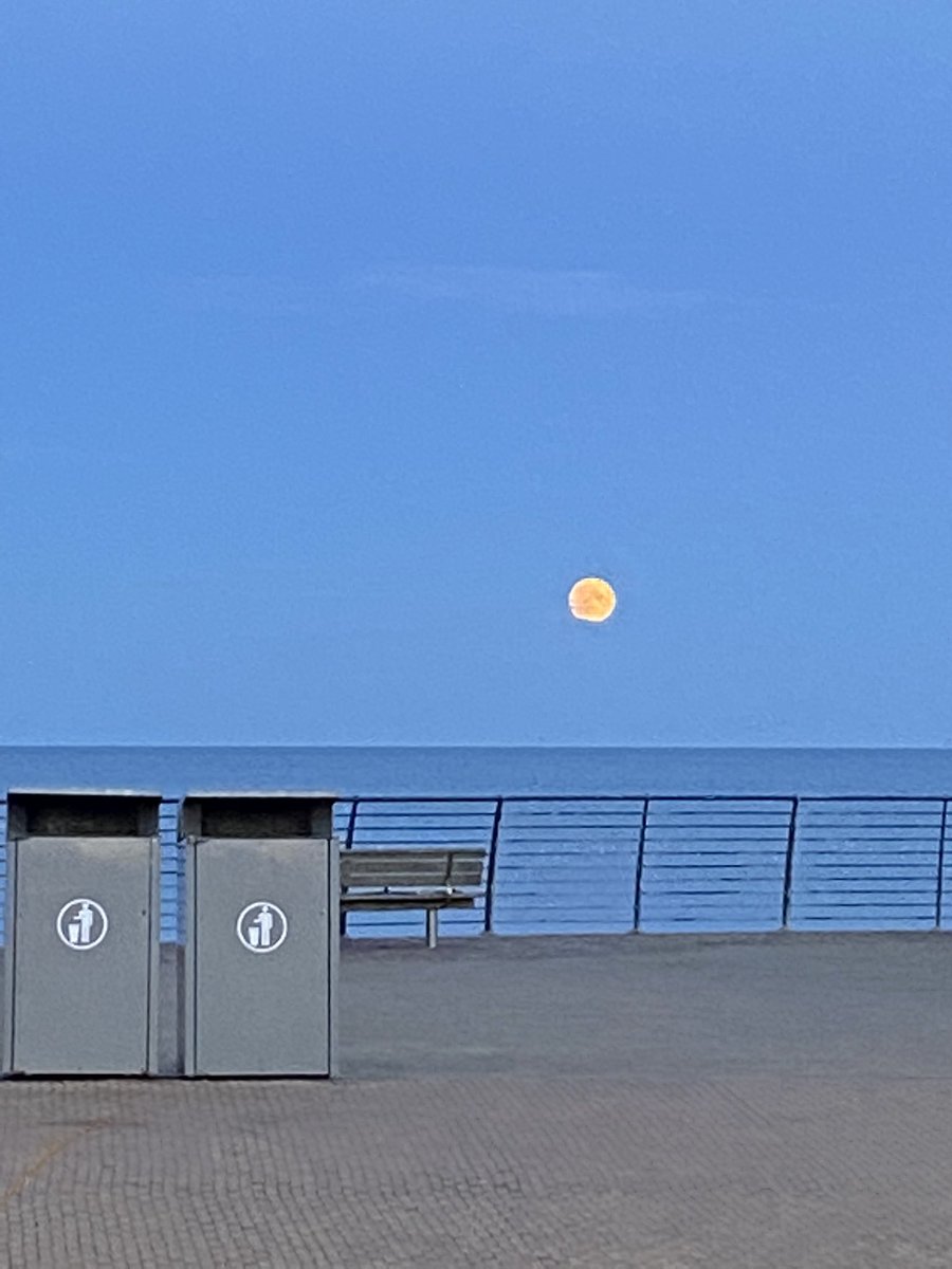 Elcowanzo's tweet photo. Saturday night along seaburn. chips,ice cream and moon gazing @StaiteToni  @stannesrcp https://t.co/QquCjdmBhB