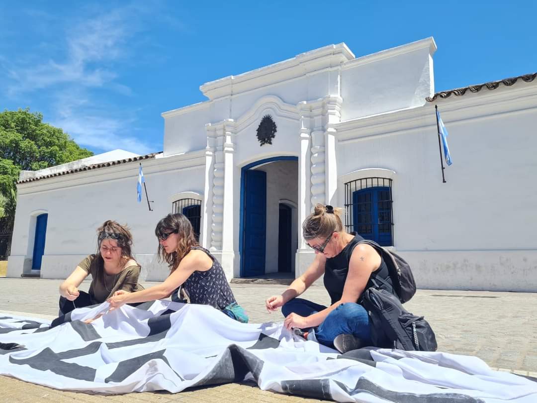 davidcorreatv's tweet photo. La respuesta a la expresión de odio contra la intervención de la Casa Histórica en la @FotoBienal de Tucumán fue esta. Un grupo de participantes reconstruyó la tela con la frase y recorrió las calles con el mensaje. El amor vence al odio. https://t.co/S6YrL3rsgr