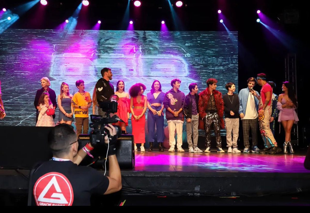 PremioJovem's tweet photo. O elenco de @sbt_poliana esteve no palco do #SuperPJB para receber o troféu na categoria "Melhor Novela" e @larimanoela recebeu troféu de "Melhor Atriz". Parabéns aos premiados! ⭐️🏆🤩✨#PJB2022 https://t.co/ZSehMtpace