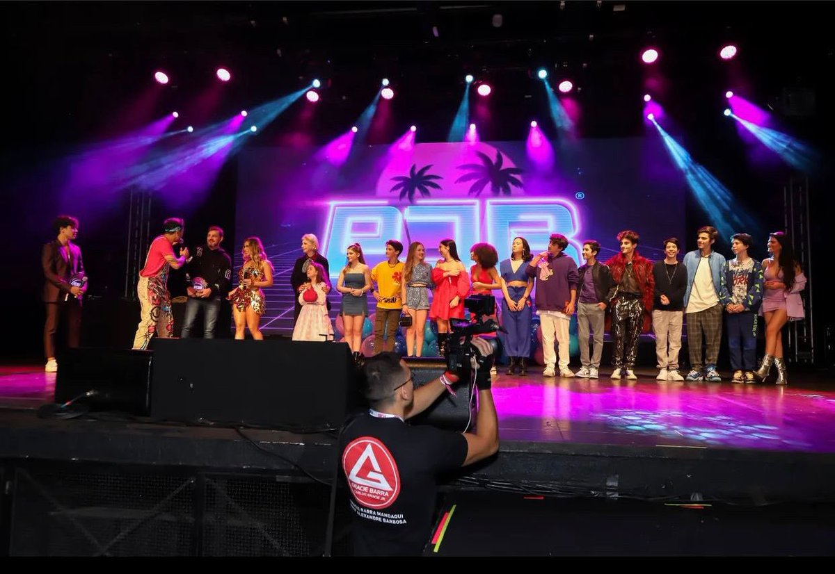 PremioJovem's tweet photo. O elenco de @sbt_poliana esteve no palco do #SuperPJB para receber o troféu na categoria "Melhor Novela" e @larimanoela recebeu troféu de "Melhor Atriz". Parabéns aos premiados! ⭐️🏆🤩✨#PJB2022 https://t.co/ZSehMtpace