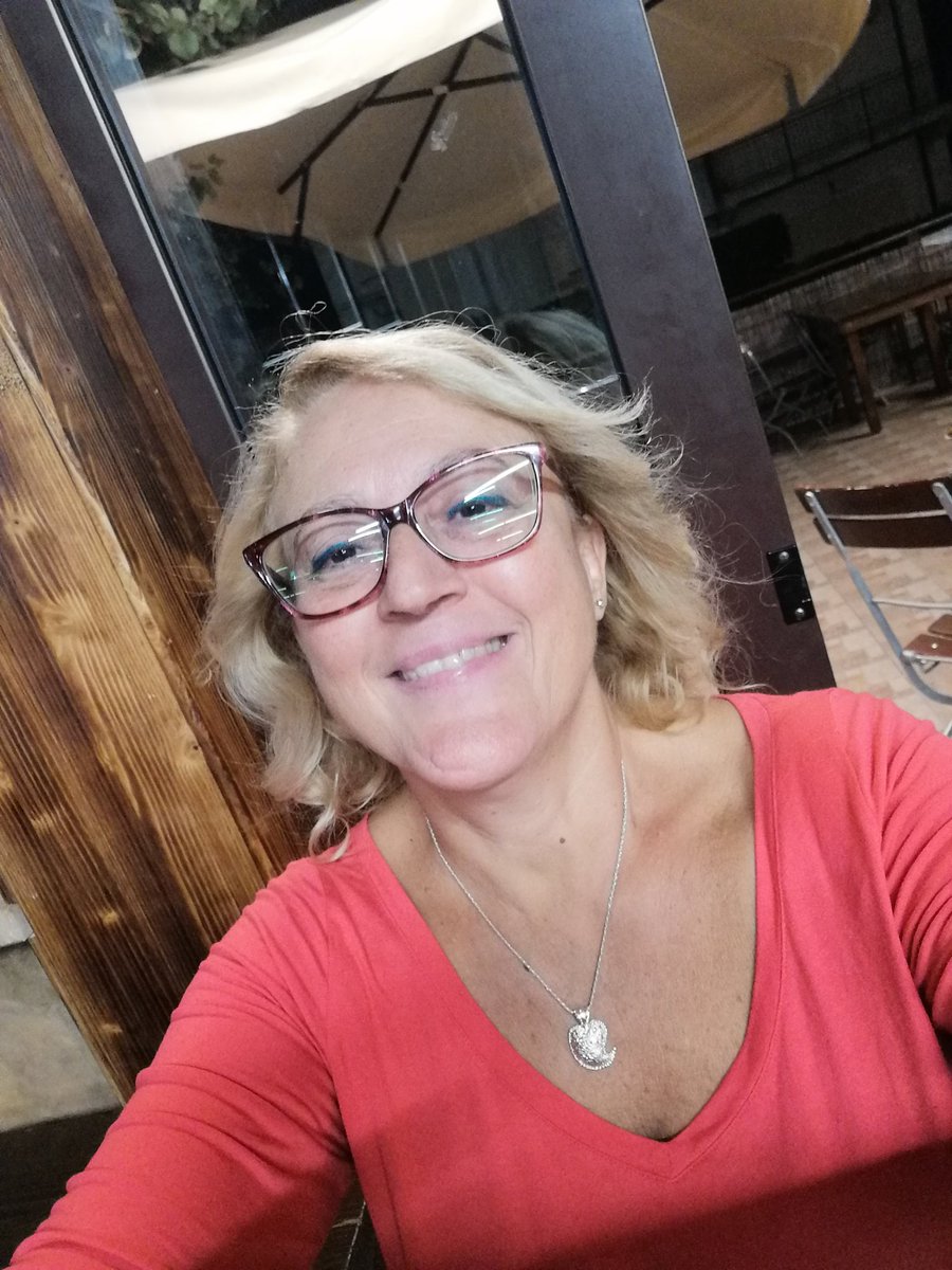ValyMacy's tweet photo. anch'io so' una delle #vecchie che chiede a @saverioraimondo notizie circa il #mitico @MaxGramel d'estate 🤭😅 Belle @LeParoleRai3 su @RaiTre 😍 https://t.co/3qlp5msGcc