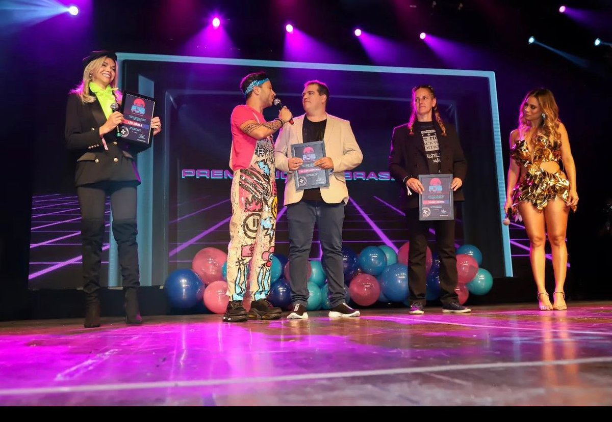 PremioJovem's tweet photo. "Os amigos dos jovens", são as pessoas que apoiam o Instituto @SouMaisJovem e receberam homenagem no palco do #SuperPJB.✨🏆👏 #PJB2022 https://t.co/POxJQni1a9