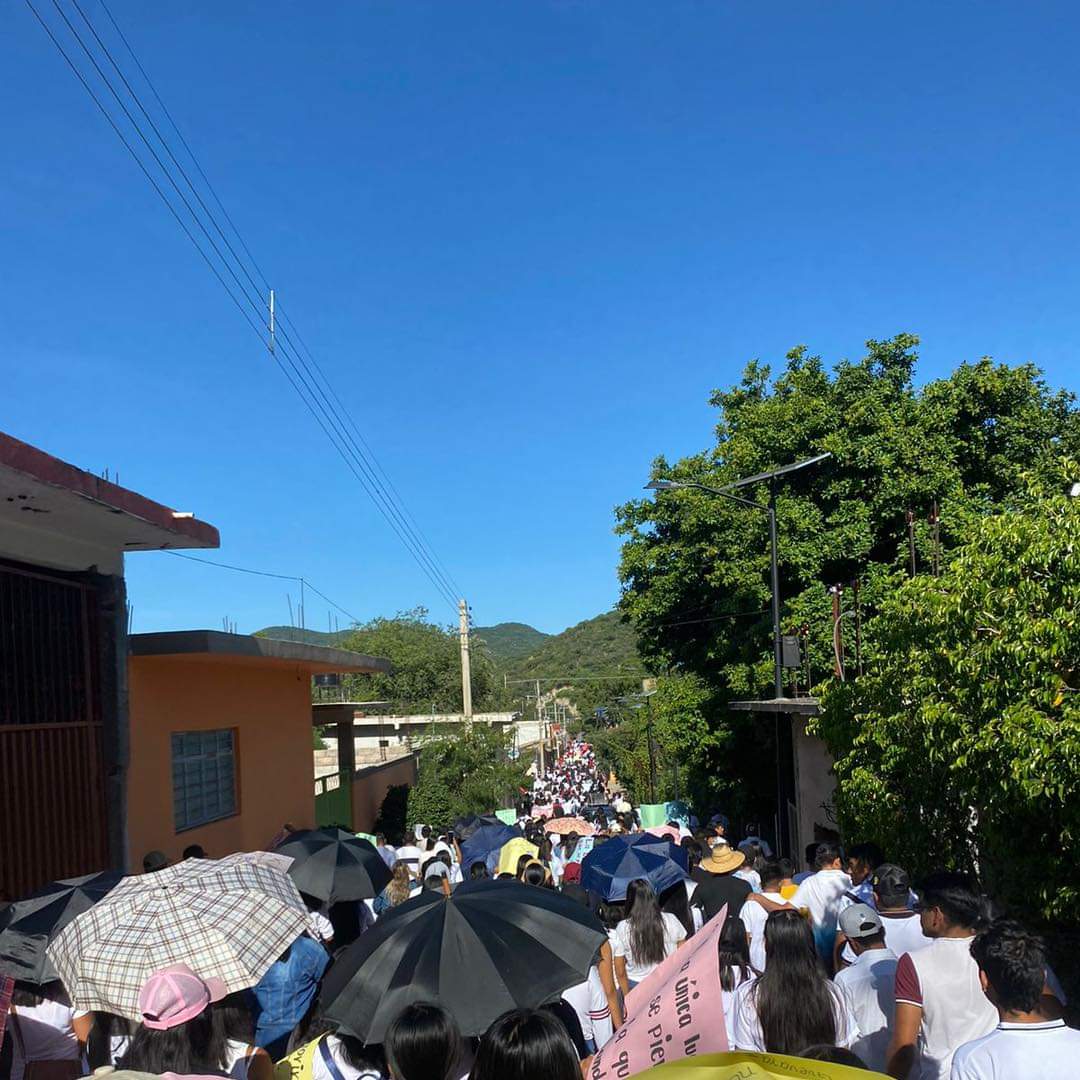 TecomatlanPue's tweet photo. De las cosas más emotivas en 'Teco' es ver a todos los estudiantes marchar por nuestras calles conmemorando el "Día del Guerrillero".

Tecomatlán es un crisol de revolucionarios 🔥❤️ https://t.co/o2oqiMG0sU