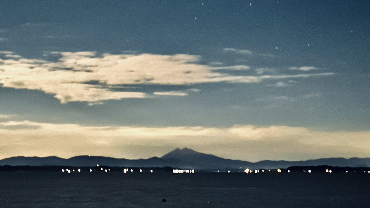 茨城県行方市浜  霞ヶ浦 筑波山 雲
#茨城県 
#行方市 
#霞ヶ浦 
#雲 
#夜景 
#夜空 
#夜空ノムコウ 
#湖 
#湖越しの景色 
#夜景撮影 
#夜景写真 
#写真 
#写真で伝えたい私の世界 
#ファインダー 
#ファインダー越しの私の世界  
#ファインダー越の風景 
#iphone写真 
#iphone写真部