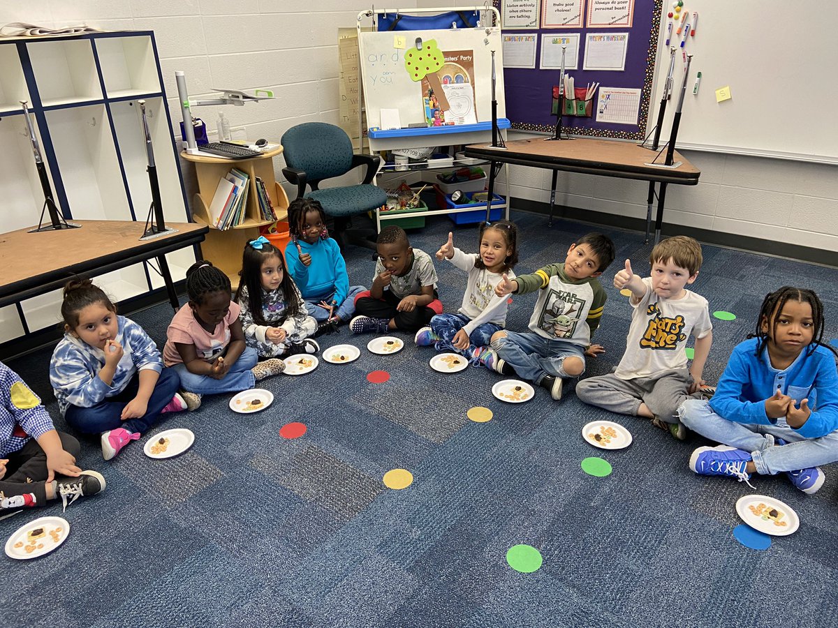 MrsTappsClass's tweet image. Finishing our apple week activities with @HeathsKinders and @0bi1Jacobi  tasting things made with apples. So much fun.