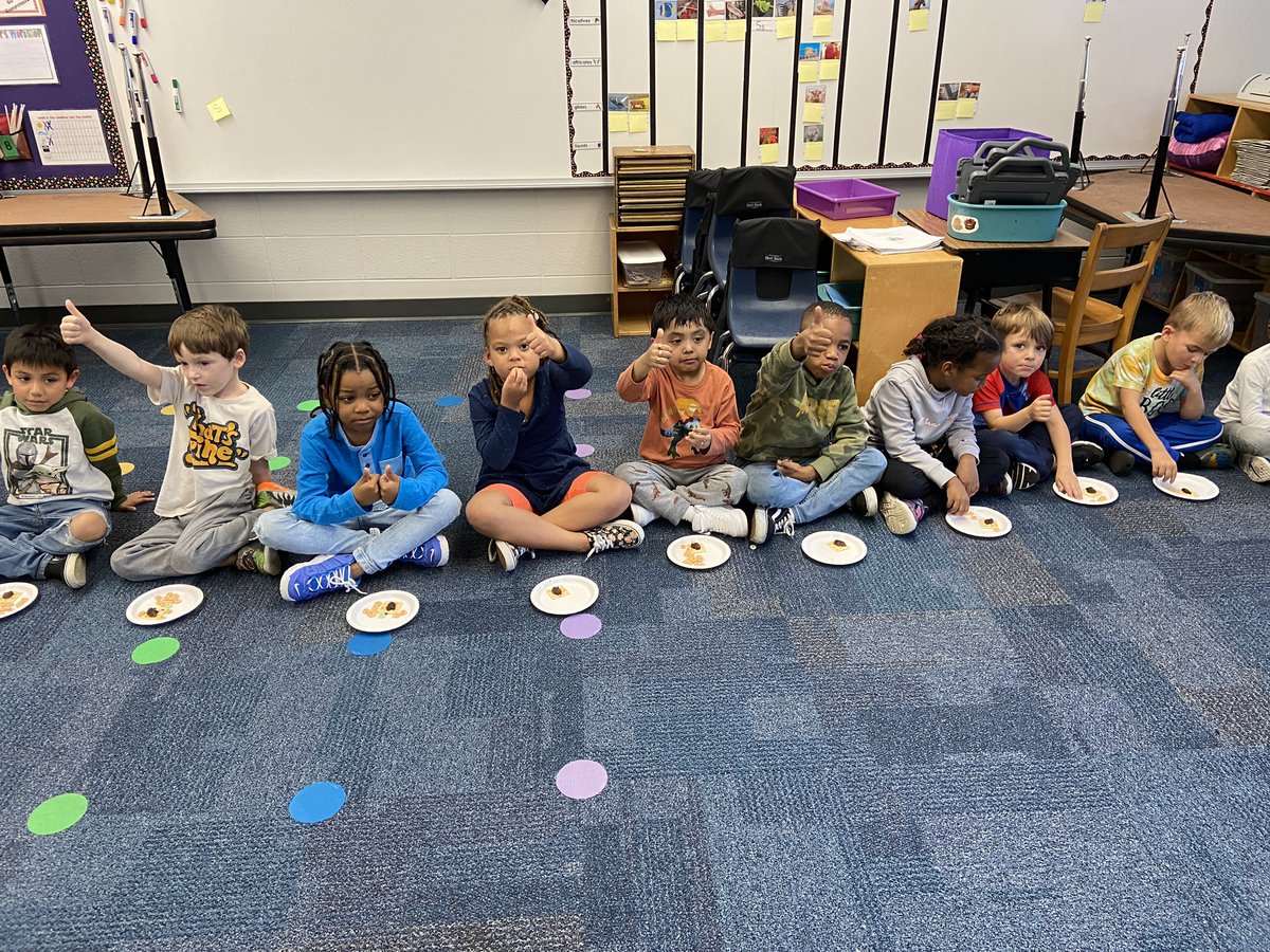 MrsTappsClass's tweet image. Finishing our apple week activities with @HeathsKinders and @0bi1Jacobi  tasting things made with apples. So much fun.