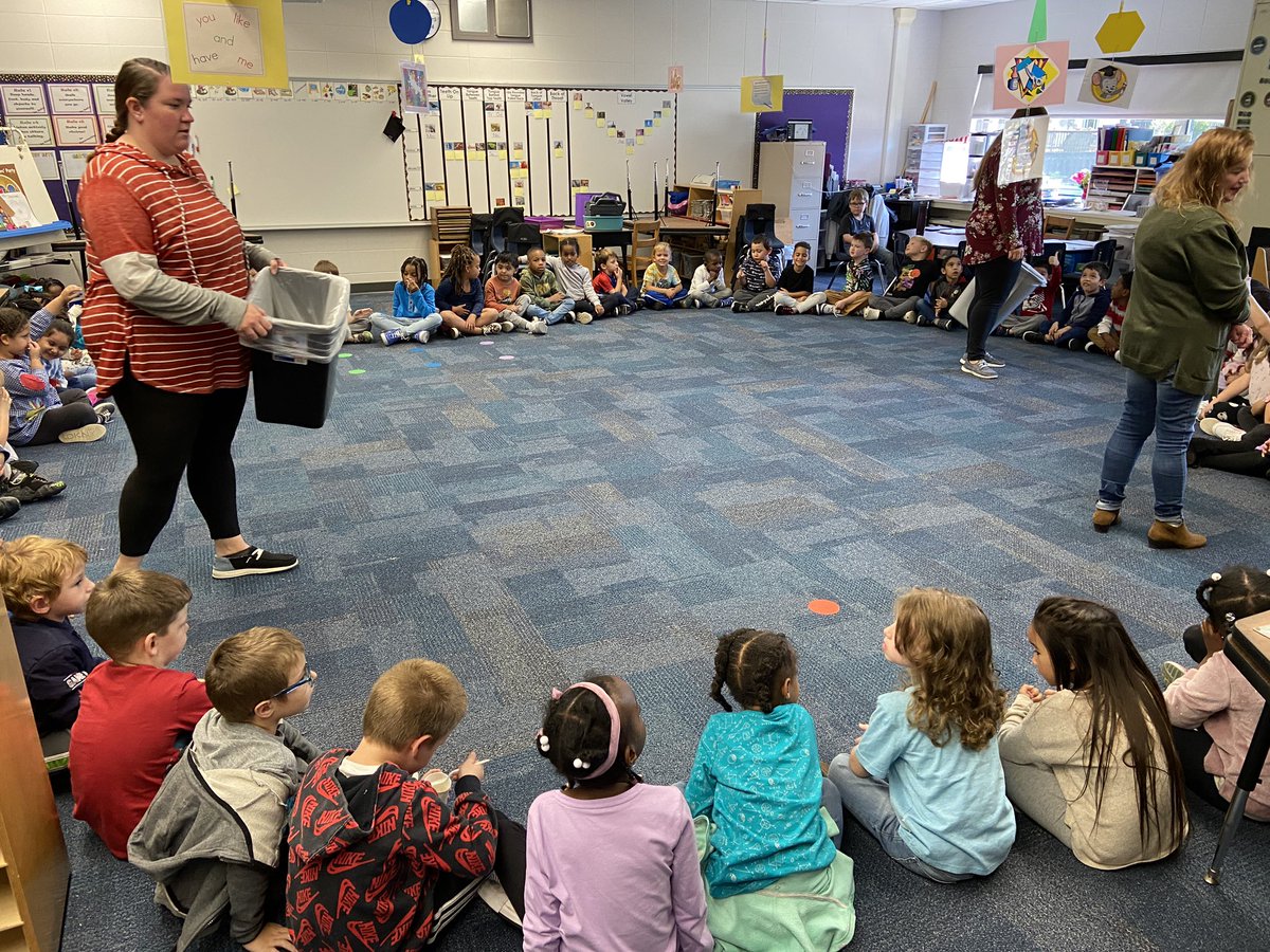 MrsTappsClass's tweet image. Finishing our apple week activities with @HeathsKinders and @0bi1Jacobi  tasting things made with apples. So much fun.