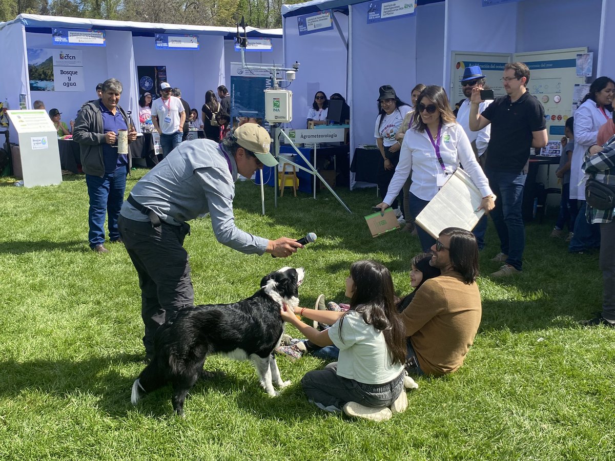 Historia climática de La Pintana fue el tema que presentaron los investigadores Carolina Salazar y Gustavo Chacón junto a Juan Navarrete, uno de nuestros compañeros de labores que lleva cerca de 40 años en la institución, en la Fiesta Ciudadana del Agua