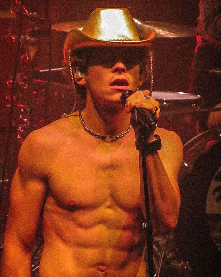 someone please give him a golden cowboy hat again
