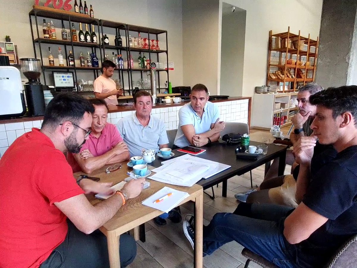 urbanismoALC's tweet photo. Productiva reunión con la nueva asociación de vecinos del Pau5 @aavvpau5.
Nuestro concejal @adriansantos85, les ha informado de todos los proyectos que se gestionan para la zona.
Seguimos trabajando para mejorar #Alicante. https://t.co/gtZT4gD4hQ