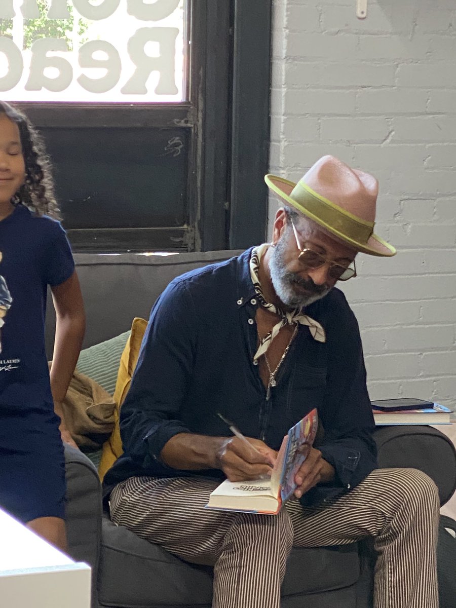 whosebooks's tweet photo. It was a great morning in Oak Cliff. We had author and musician Shawn Amos share his middle grade novel Cookies & Milk with us. #bookacces #whosebooks #community https://t.co/0mFgxAZLKK