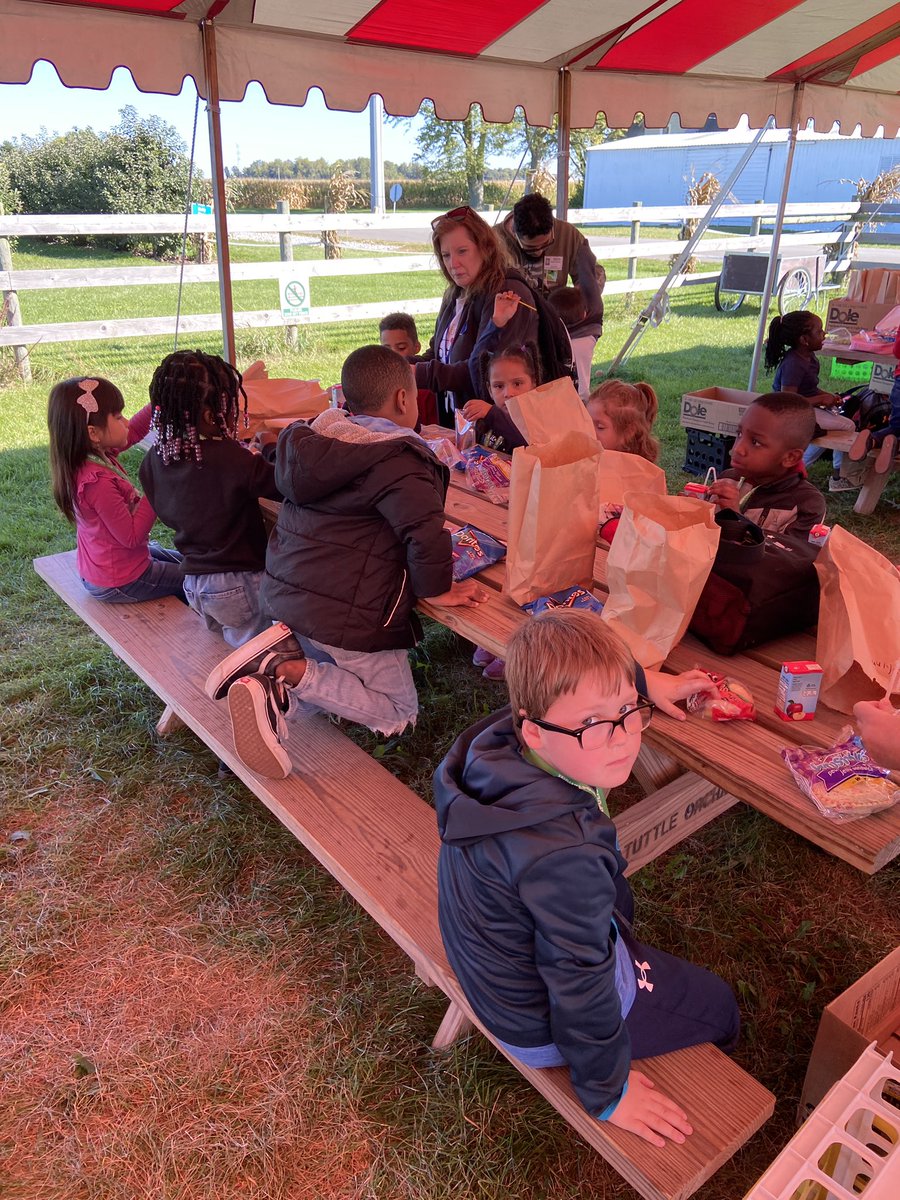 MrsTappsClass's tweet image. What a wonderful day at Tuttle’s Orchard. Beautiful weather and a lot of happy kids.