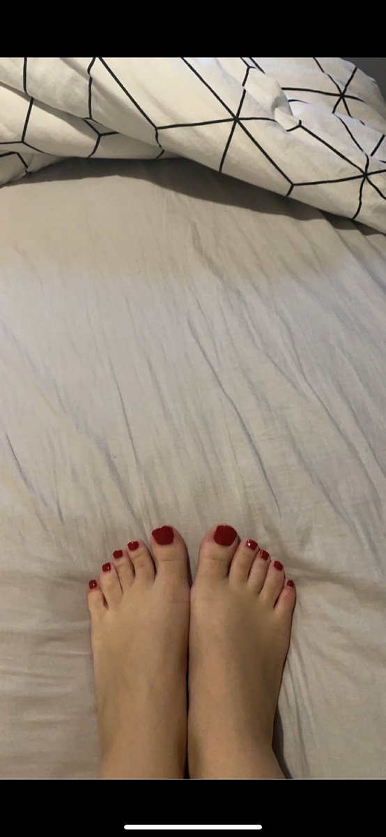 deessetofee's tweet photo. Qui veut venir aux pieds de sa maîtresse ? Je vous attends avec impatience ce soir pour vous faire obéir au doigt et à l’œil mes soumis #feet #pieds #piedsNus #feetgirl #fetichiste #fetichistedespieds #soumis #soumisdevoir #esclave https://t.co/I9e5LBfKXa