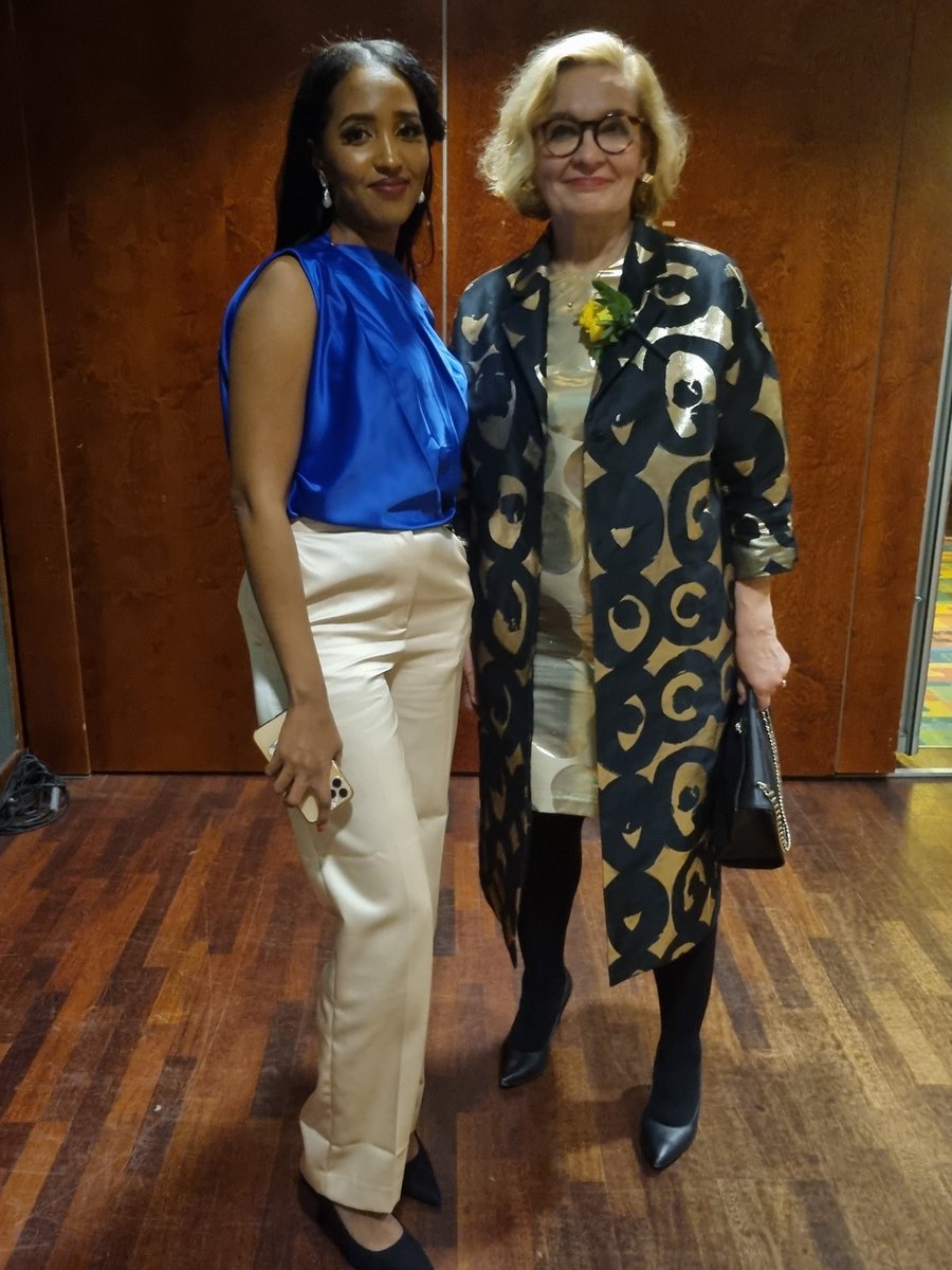 ojala_liisa's tweet photo. #zontapiiri20 #seinäjoki 
Teemalla "Me vahvat naiset". #ujuniahmed ja #paularisikko @UjuniAhmed @paularisikko https://t.co/HuPi1TiAO1