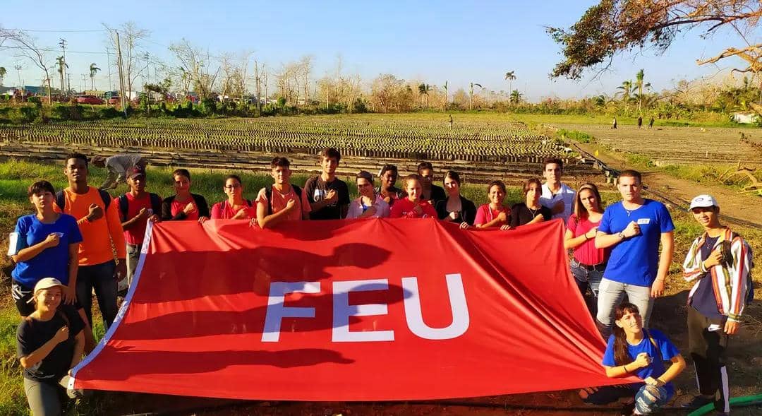 Jóvenes de la <a href="/FEUCMPinar/">FEU UCM Pinar</a> 🩺 y de la <a href="/upr_feu/">FEU_UPR</a> 🌲 protagonizaron este sábado una marcha en homenaje al 55 Aniversario de la caída en combate del Guerrillero Heróico y al inicio de la Jornada Camilo-Ché. 

Con las Manos y el Corazón. ¡Saldremos Adelante! 
#SomosFEU #TenemosMemoria