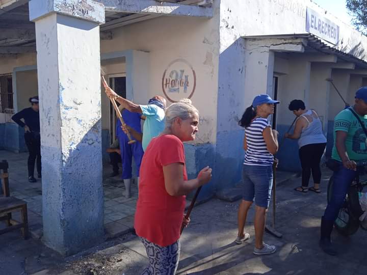 ElizabetBernal6's tweet photo. La Empresa Provincial de Transporte Mayabeque participa en las acciones de recuperación de la comunidad Surgidero afectada por el paso del huracán Ian.. https://t.co/RJpJ3bsWzz