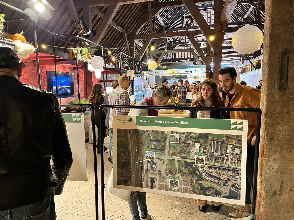 De nieuwe groene woonwijk Amstelwijck begint zichtbaar te worden. Vandaag samen met @TFdeJonge aan de eerste 8 bewoners een welkomstcadeau gegeven. Snel door met de bouw van de volgende 792 woningen.🏡🏗️